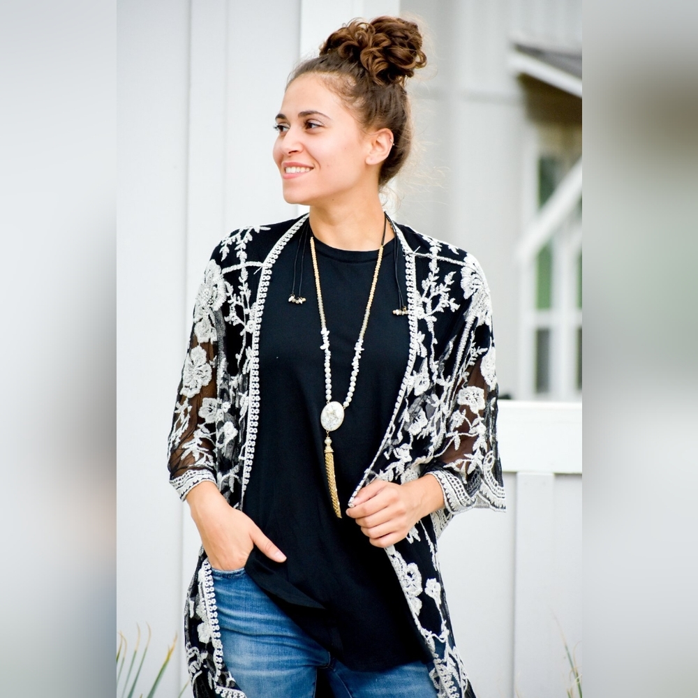 NWT EMBER B&W LACE KIMONO